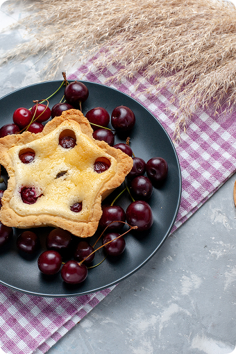 Овсяное печенье с изюмом, вишней и корицей